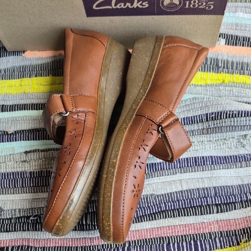 Clarks Everlay Toyah Women's Tan Floral Cutout Mary Jane Flats Sz 10 brand new - Picture 4 of 6